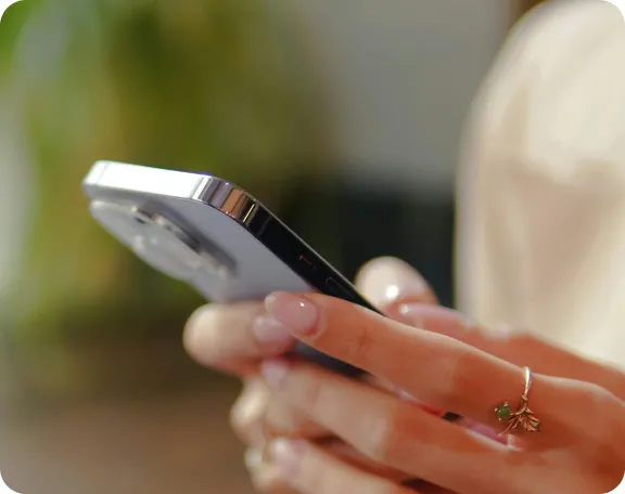 Hand holding a phone while using Beakick